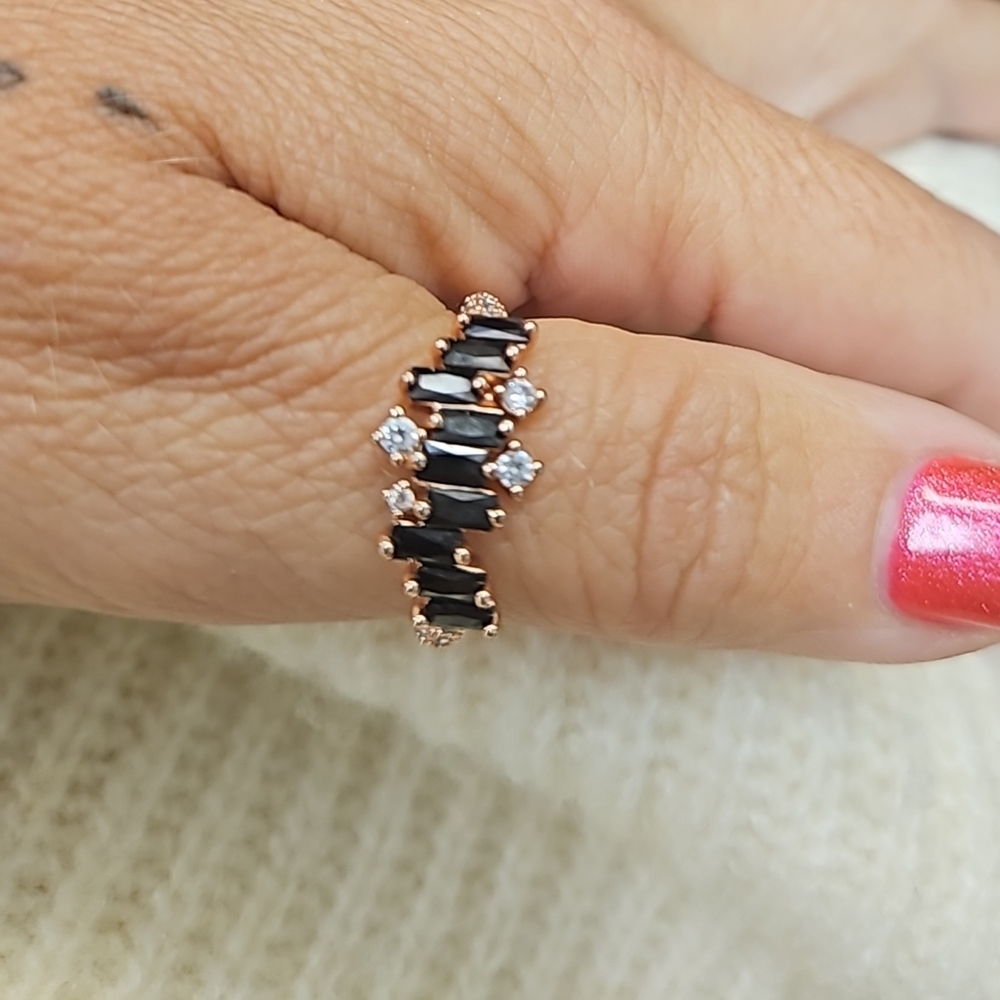 Elegant Black and Gold Women's Ring